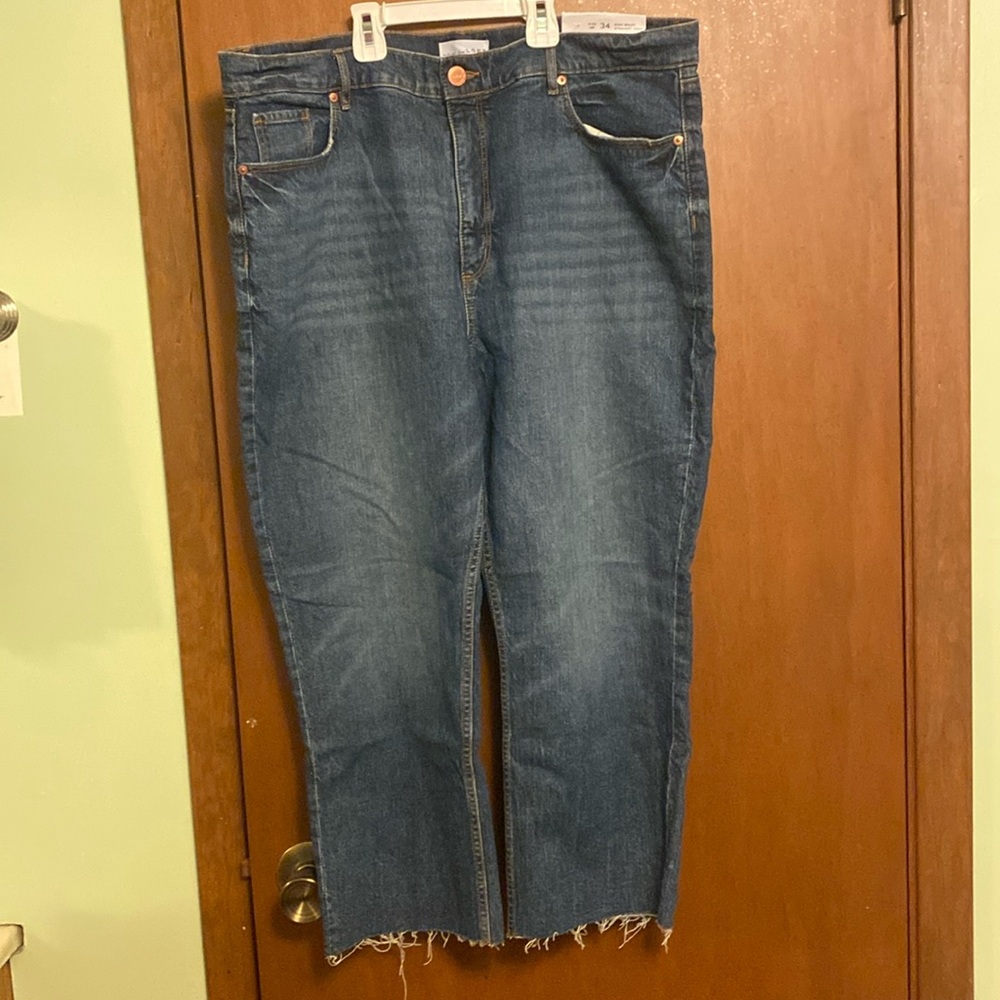 Loft 18 Petite high rise straight crop w/frayed bottom